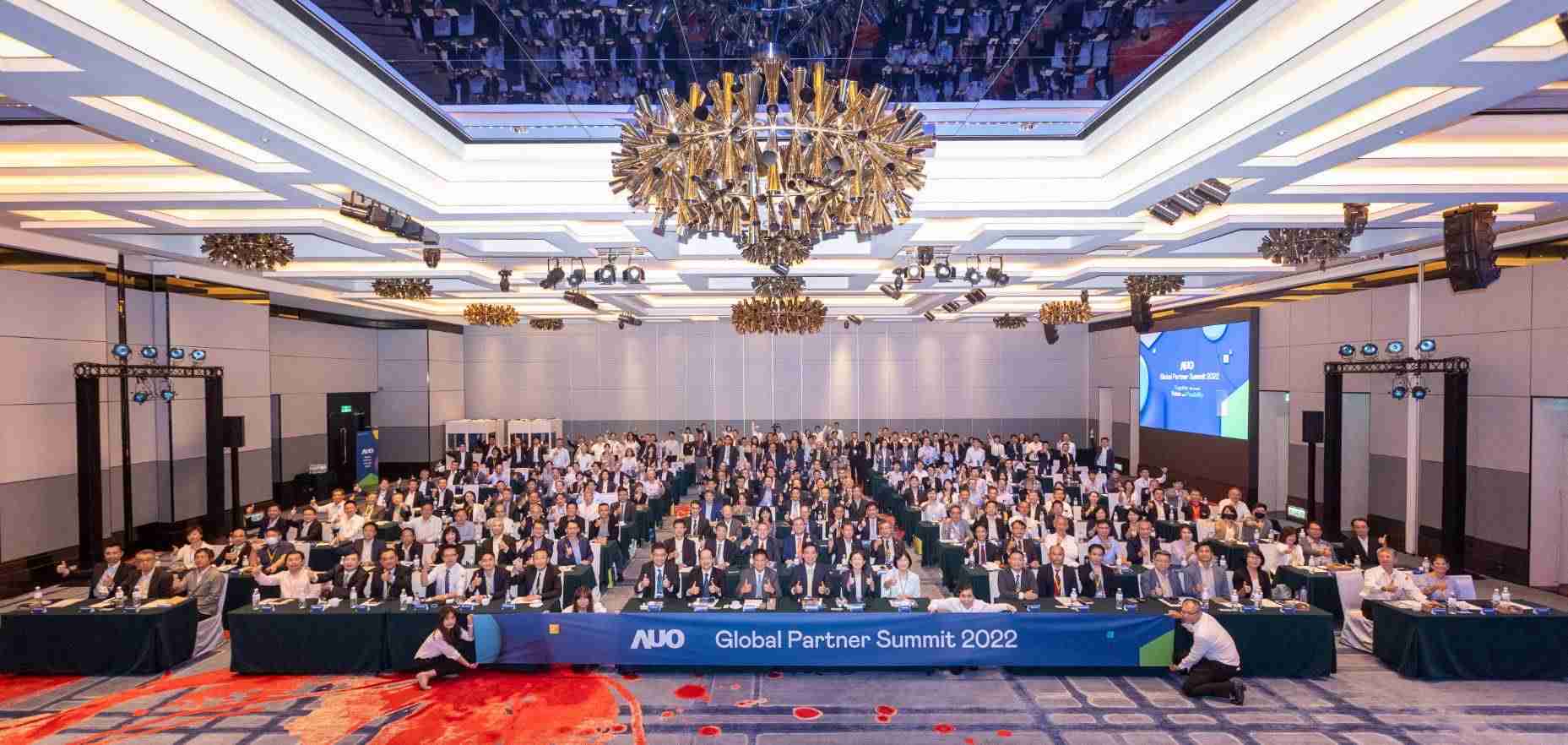 友達推動「安心、、、、創新、、、用心、、、同心、、盡心」五星職旅，，為菲籍員工打造全方位照護，，首度贏得「人權實踐與發展領袖獎」殊榮