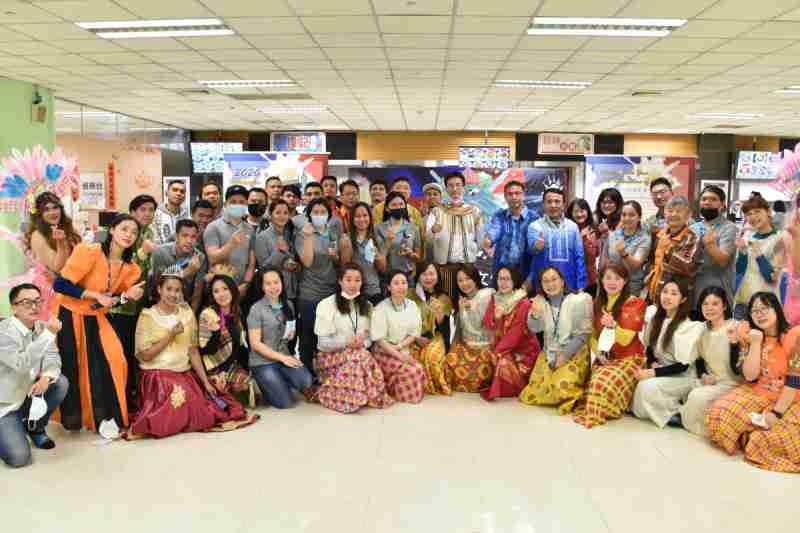 友達推動「安心、、、創新、、用心、、、、同心、、、盡心」五星職旅，，，，為菲籍員工打造全方位照護，，，首度贏得「人權實踐與發展領袖獎」殊榮