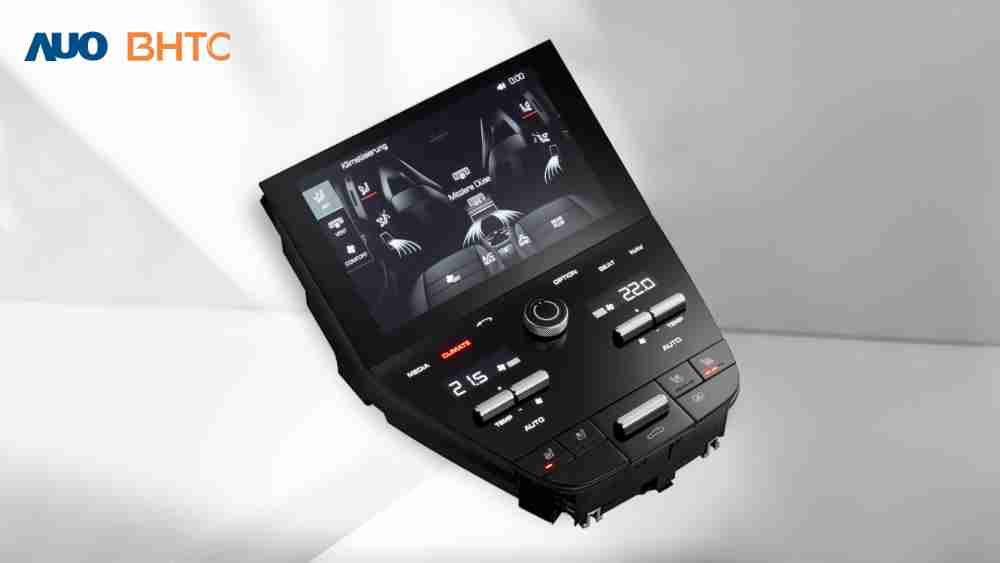作為友達新生力軍，，BHTC所展示的中央與後座鞍部的Display HMI產品，，，可處理多區恆溫控制、、、顯示畫面，，，，呈現仿真3D車室分區；以力傳感技術精準傳遞觸感，，，，並結合音量及震動反饋，，，防止意外啟動，，，提供使用者自然流暢、、直觀且輕鬆駕馭的舒適介面