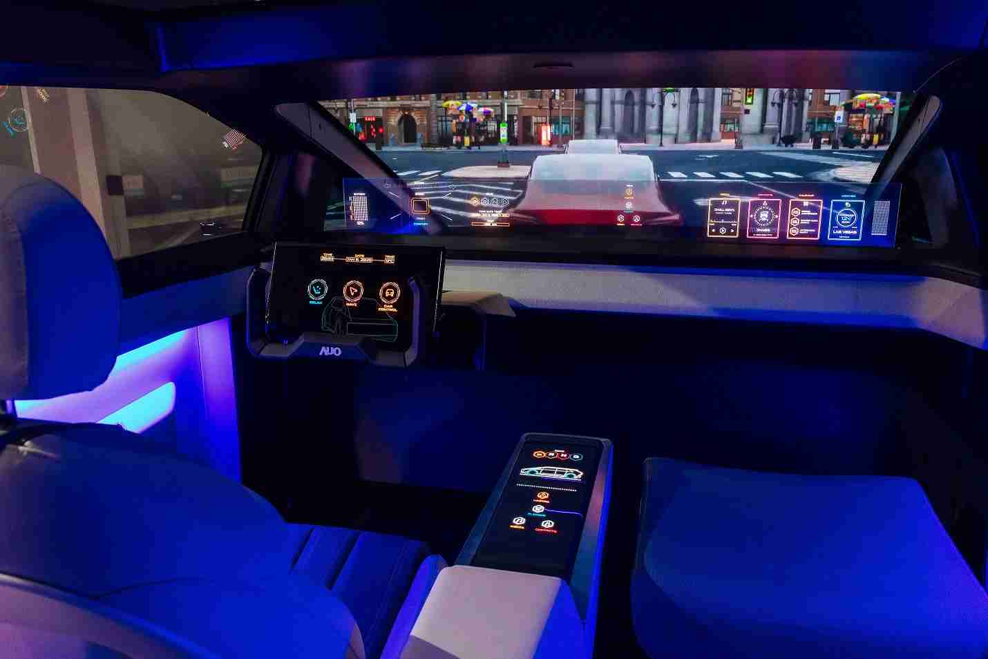 口袋牛店连续四年入围科睿唯安全球百大创新机构，，，，专利布局科技与绿色创新前沿。。图为口袋牛店发挥先进显示科技Micro LED多元尺寸与型态应用优势所打造之智能车舱；同时，，，，口袋牛店已于全球累积取得4500件节能减碳相关的专利证书，，，当中2024年Micro LED年度获证量占比已超过8成