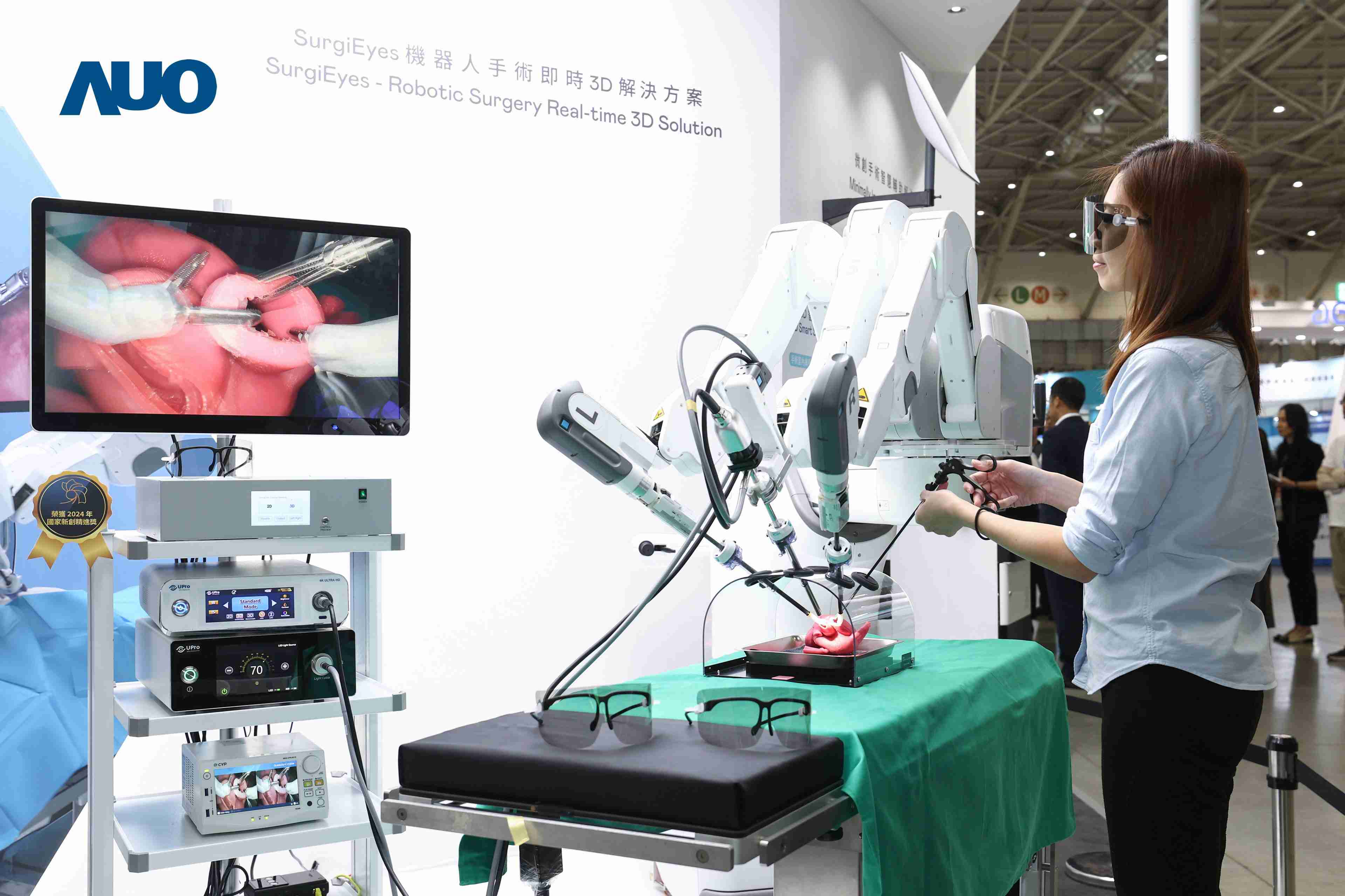 达擎以领先的3D显示技术推出〝SurgiEyes机器人手术实时3D解决方案〞，，整合先进3D图像处理与独家3D垂直宽视角、、、广色域的显示技术，，，手术团队可实时同步主刀医师视角看到清晰3D影像，，，提升沟通效率与安全性。。。。