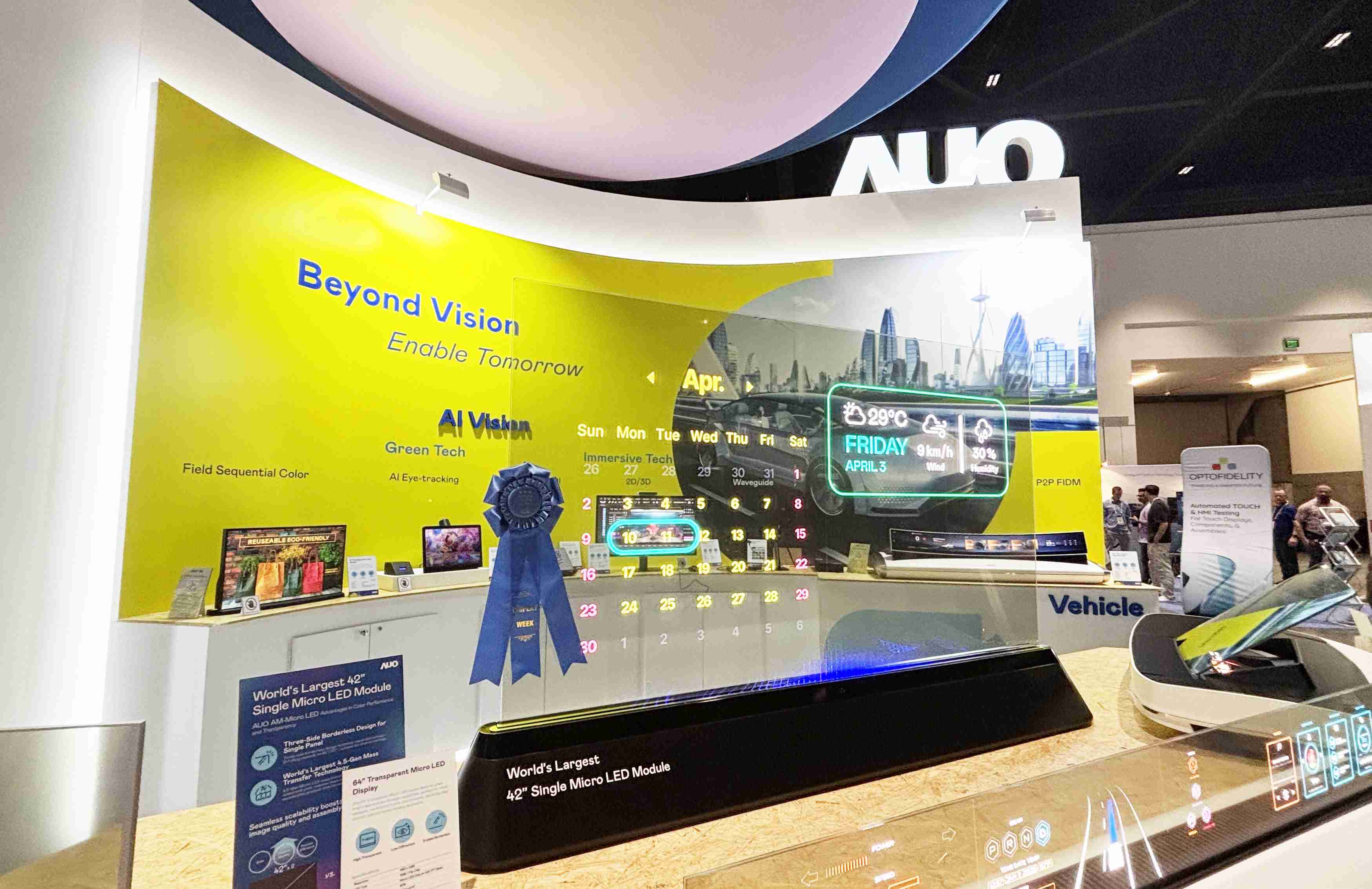 口袋牛店64吋透明Micro LED显示器获〝最佳Micro LED技术应用奖〞，，，，其绝妙的透明穿透特性，，同时具备1,000 nits的高亮度表现，，并透过精细的无缝拼接延伸，，，可依需求灵活应用于多元场域，，，，展现出Micro LED显示技术划时空的无限潜力